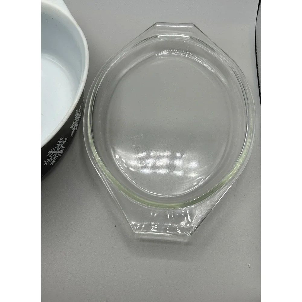 Vintage Pyrex Black Snowflake‎ 1.5 Quart Oval Casserole Dish with Lid
